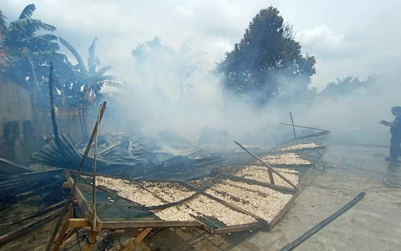 Diduga Lalai, Pabrik Kerupuk di Palembang Hangus Terbakar