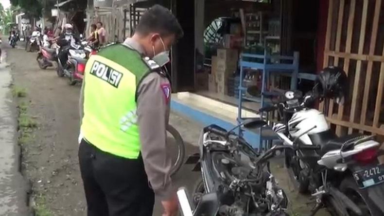 Asyik Ngobrol dengan Teman di Jalan, Pemotor Tewas usai Tabrak Truk di Jombang