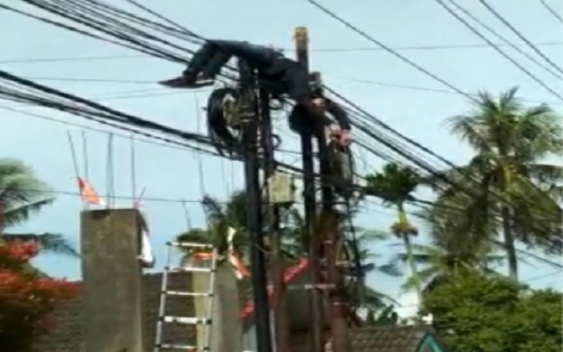 Viral Teknisi Tersengat Listrik Tergantung di Kabel di Palembang