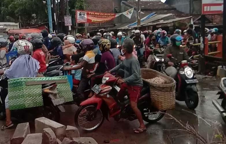 Penampakan Kemacetan Parah di Jalur Pantura Kaligawe Semarang Terendam Banjir