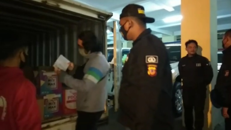 Mobil Boks Angkut Miras Disergap Polisi di Perbatasan Tasikmalaya-Ciamis