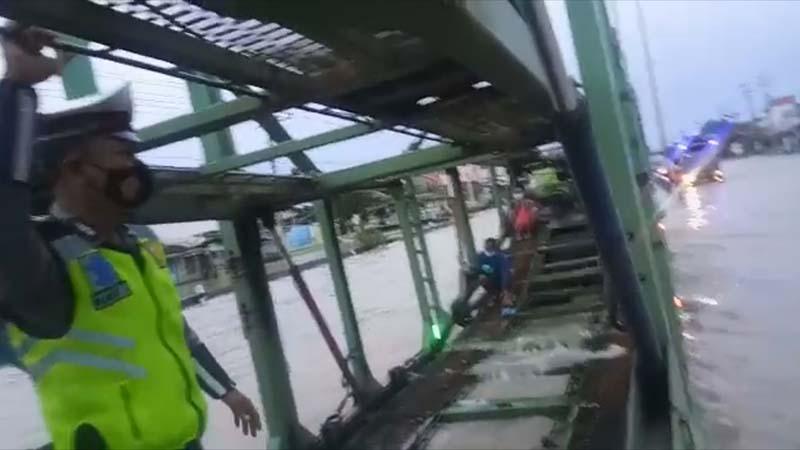 Jalur Pantura Semarang Banjir 60 Sentimeter, Polisi Menumpang Truk sambil Patroli