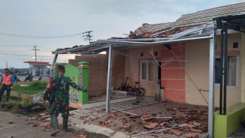 Setelah Banjir, Karawang Diterjang Angin Puting Beliung, Rumah dan Ruko Hancur