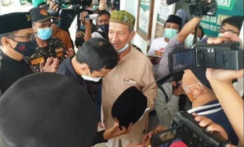 UAS Buka Peci di Depan Kiai Sepuh NU Jatim, Minta Ditiup Ubun-Ubunnya 