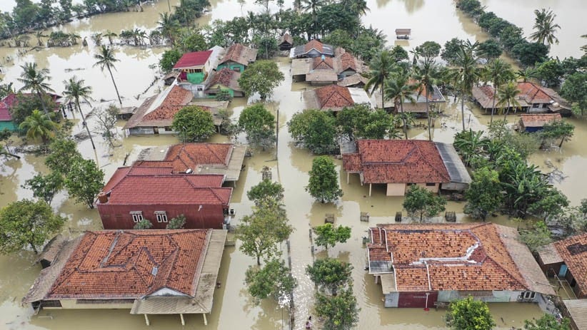 Permukiman Warga Karawang Terendam Banjir hingga Atap Rumah  - Bagian 2