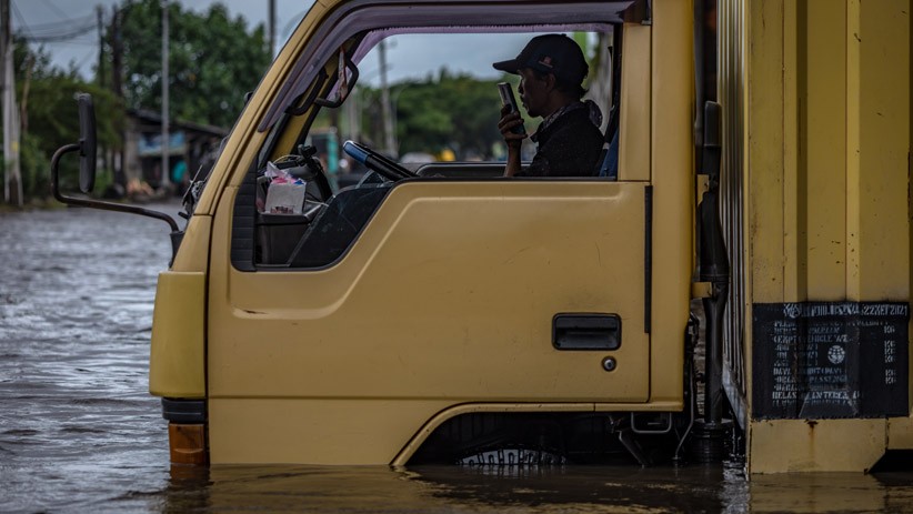 Jalur Pantura Kembali Banjir Setinggi 70 sentimeter, Banyak Kendaraan Terjebak - Bagian 3