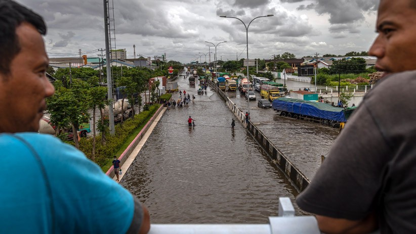 Jalur Pantura Kembali Banjir Setinggi 70 sentimeter, Banyak Kendaraan Terjebak - Bagian 2