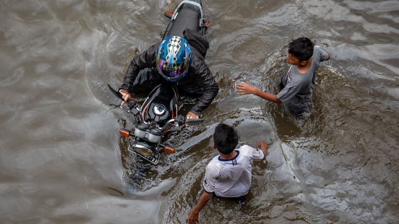 Jalur Pantura Kembali Banjir Setinggi 70 sentimeter, Banyak Kendaraan Terjebak - Bagian 1