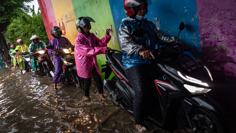 Penampakan Terowongan Semarang Hebat Banjir, Puluhan Motor Mogok - Bagian 3