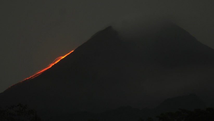 Gunung Merapi Keluarkan Lava Pijar Terlihat dari Balerante - Bagian 2