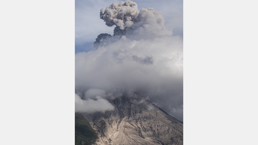 Gunung Sinabung Erupsi Semburkan Abu Vulkanik Setinggi 1.500 Meter - Bagian 4