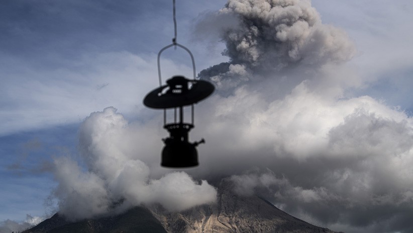 Gunung Sinabung Erupsi Semburkan Abu Vulkanik Setinggi 1.500 Meter - Bagian 1