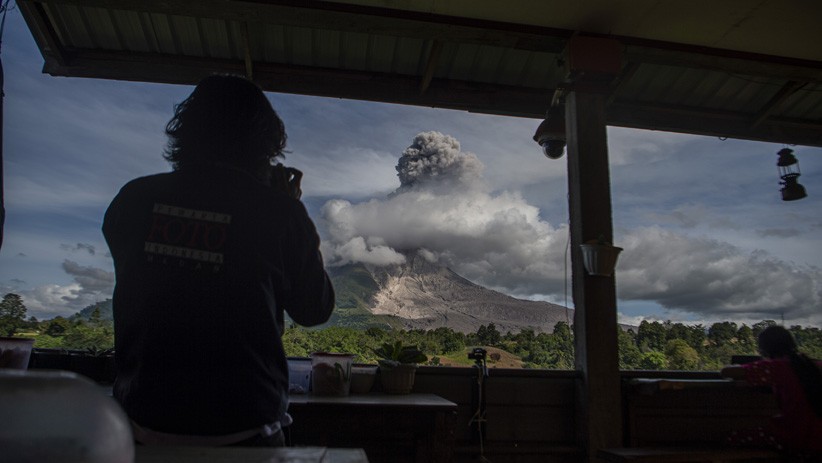 Gunung Sinabung Erupsi Semburkan Abu Vulkanik Setinggi 1.500 Meter - Bagian 2