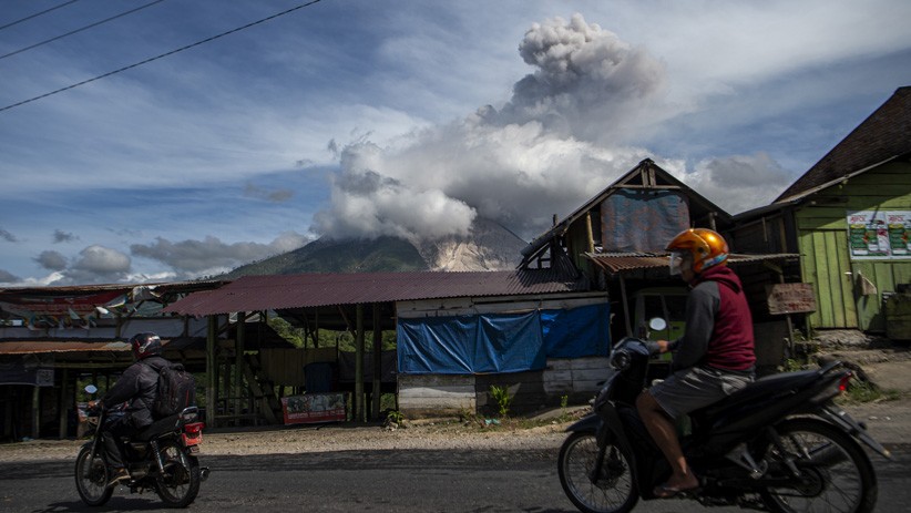 Gunung Sinabung Erupsi Semburkan Abu Vulkanik Setinggi 1.500 Meter - Bagian 3
