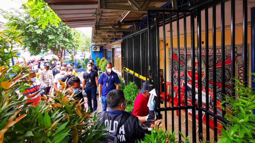 Olah TKP Oknum Polisi Tembak Mati 3 Orang, Tim Inafis Bawa 2 Kardus Berisi Miras - Bagian 4