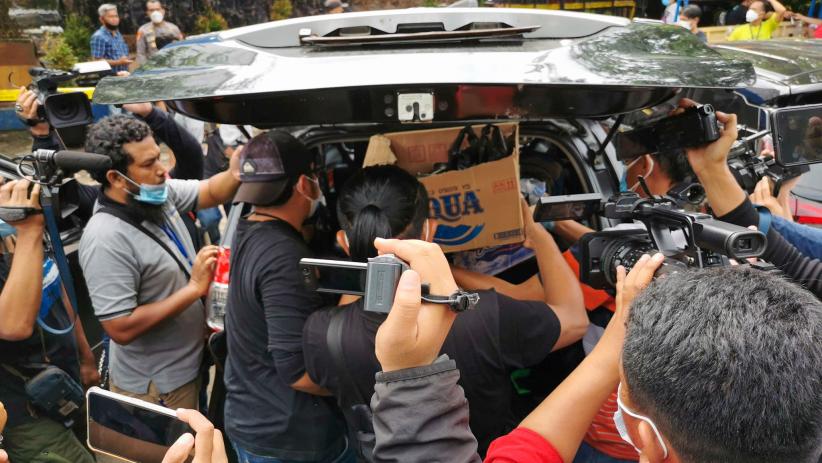 Olah TKP Oknum Polisi Tembak Mati 3 Orang, Tim Inafis Bawa 2 Kardus Berisi Miras - Bagian 2