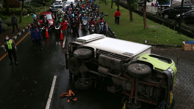 Truk Terguling Bikin Macet hingga 3 Kilometer di Surabaya  - Bagian 2