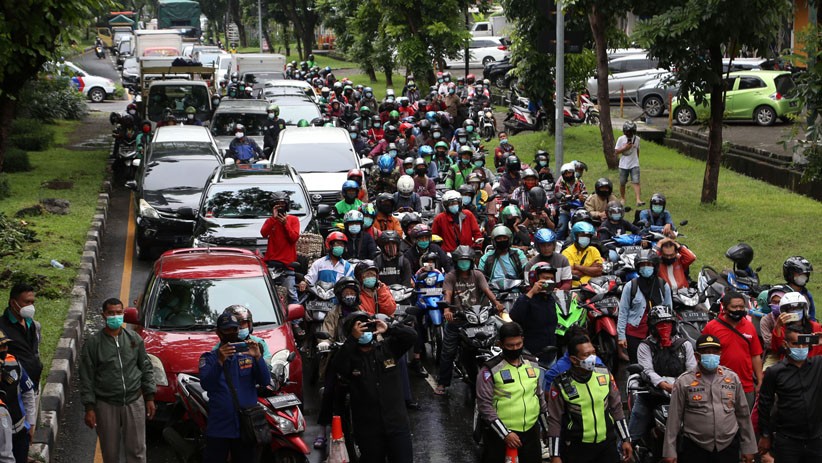 Truk Terguling Bikin Macet hingga 3 Kilometer di Surabaya  - Bagian 4