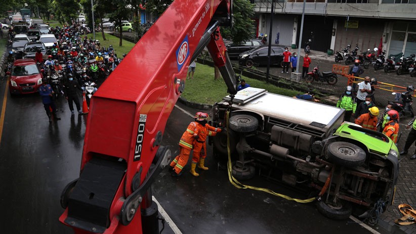 Truk Terguling Bikin Macet hingga 3 Kilometer di Surabaya  - Bagian 3