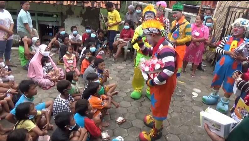 Aksi Spiderman-Batman dan Badut Hibur Anak-anak Korban Banjir di Pekalongan