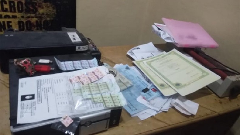 title Ditangkap Polisi, Ibu Rumah Tangga di Makassar Jadi Spesialis Pemalsuan Dokumen Ditangkap Polisi, Ibu Rumah Tangga di Makassar Jadi Spesialis Pemalsuan Dokumen