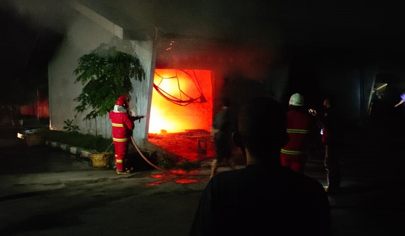 Gudang di Probolinggo Ludes Terbakar, 2 Kendaraan dan 1 Ton Ikan Jadi Arang
