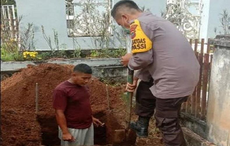 Aksi Kapolsek di Bolmong Bantu Gali Makam Pasien yang Meninggal karena Covid-19