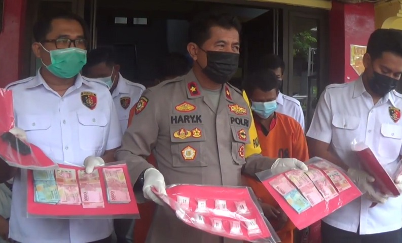 title Polisi Gerebek Warung Sabu dengan Sistem Isap di Tempat, Omzetnya Rp50 Juta/Hari Polisi Gerebek Warung Sabu dengan Sistem Isap di Tempat, Omzetnya Rp50 Juta/Hari