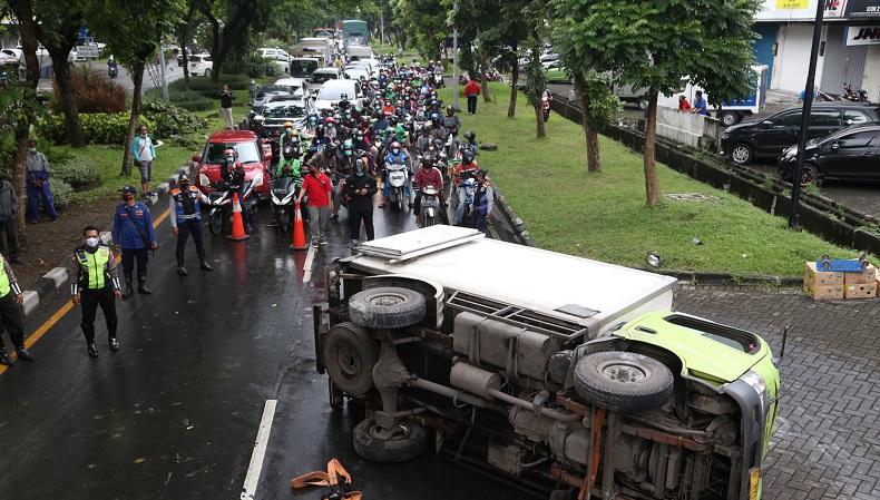 Truk Buah Terguling di Surabaya, Jalan Macet hingga 3 Km
