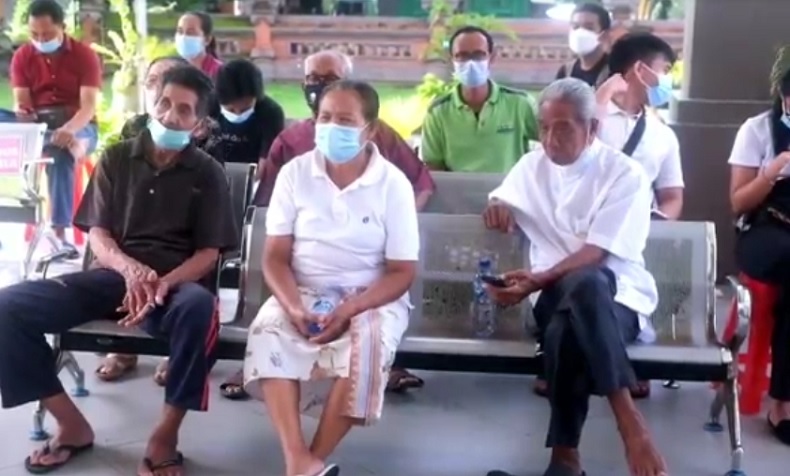 Ratusan Lansia Antusias Daftar Vaksinasi Covid-19 di RS Bali Mandara