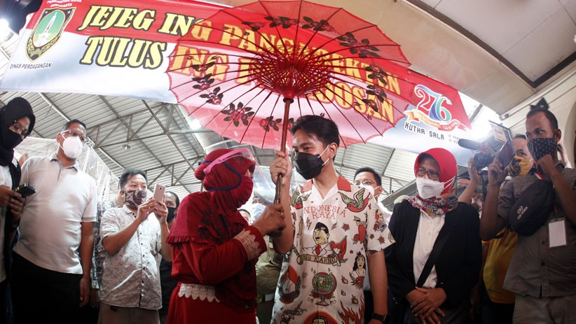 Gibran Blusukan Temui Pedagang Pasar Gede Solo usai Dilantik Jadi Wali Kota - Bagian 3