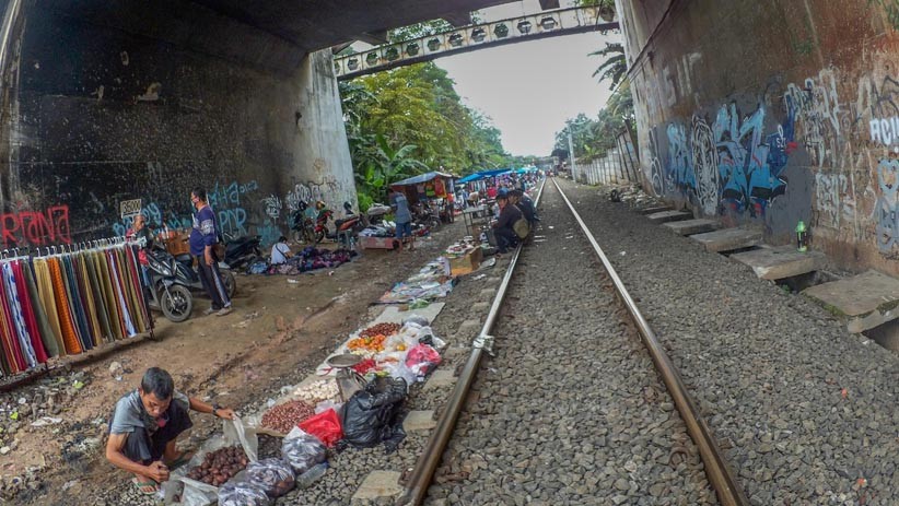 Nekat, Pedagang Pasar Kaget Citeureup Berjualan di Pinggir Rel Kereta - Bagian 3
