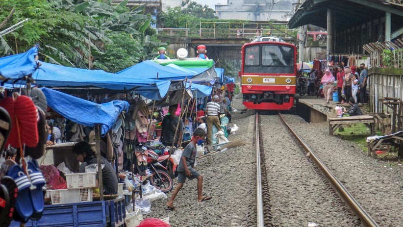 Nekat, Pedagang Pasar Kaget Citeureup Berjualan di Pinggir Rel Kereta - Bagian 1