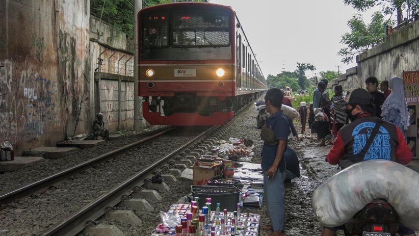 Nekat, Pedagang Pasar Kaget Citeureup Berjualan di Pinggir Rel Kereta - Bagian 2