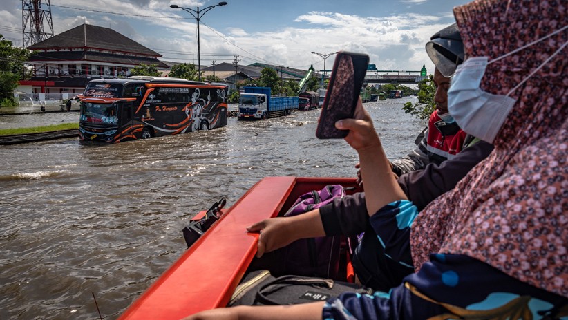 Pasien dan Tenaga Kesehatan Menembus Banjir Jalur Pantura dengan Truk Evakuasi - Bagian 3