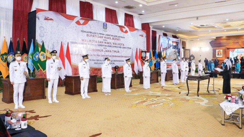 Gubernur Jatim Khofifah Indar Parawansa Lantik 17 Kepala Daerah Hasil Pilkada - Bagian 1