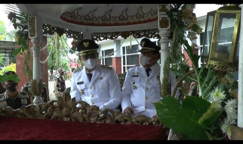 Senyum Bahagia Bupati Kendal Dico Diarak Naik Kereta Kencana