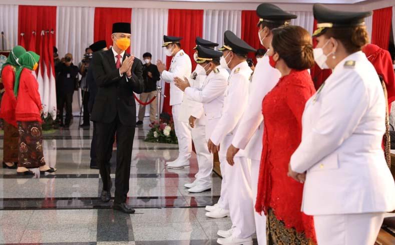 title Lantik Bupati/Wali Kota, Ganjar: Jabatan Ini Cuma Mandat Saja, Tuannya ya Rakyat Lantik Bupati/Wali Kota, Ganjar: Jabatan Ini Cuma Mandat Saja, Tuannya ya Rakyat