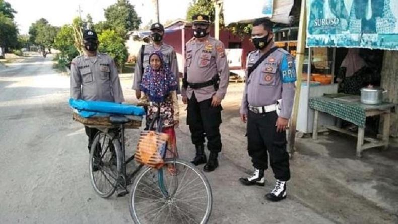 Lagi Jualan Kue Keliling, Nenek 80 Tahun di Batubara Terkejut Dihentikan Polisi