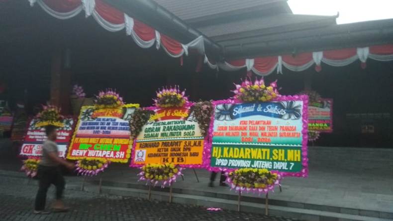 Pelantikan Gibran Jadi Wali Kota Solo, Karangan Bunga Banjiri DPRD dan Balai Kota 
