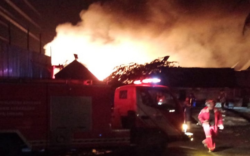  Tempat Penampungan Minyak Meledak, 6 Rumah Hangus 2 Warga Luka Bakar