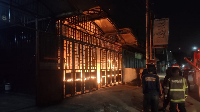 title 2 Ruko 4 Lantai di Medan Terbakar, 1 Orang Tewas 2 Ruko 4 Lantai di Medan Terbakar, 1 Orang Tewas