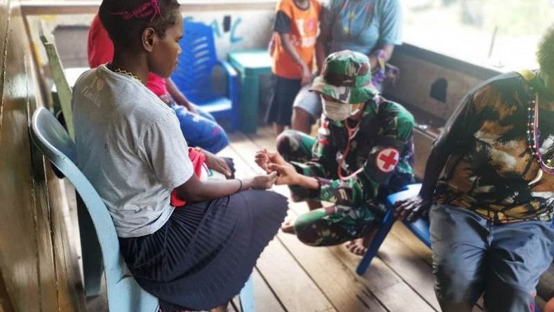 title Keliling Kampung, Prajurit TNI di Tembagapura Obati Warga Sakit Keliling Kampung, Prajurit TNI di Tembagapura Obati Warga Sakit