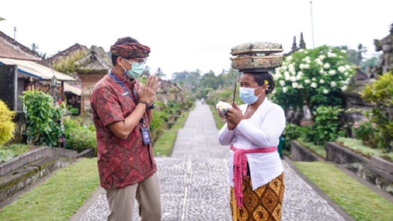 title Sandiaga Uno Pantau Penerapan Protokol Kesehatan di Desa Penglipuran Sandiaga Uno Pantau Penerapan Protokol Kesehatan di Desa Penglipuran