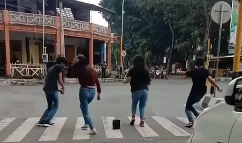 Viral 4 Remaja Laki-Laki dan Perempuan di Lumajang Berjoget di Jalan Raya 
