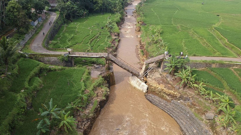 Penampakan dari Udara Jembatan Kalipetung Batang Roboh Terkikis Air - Bagian 2