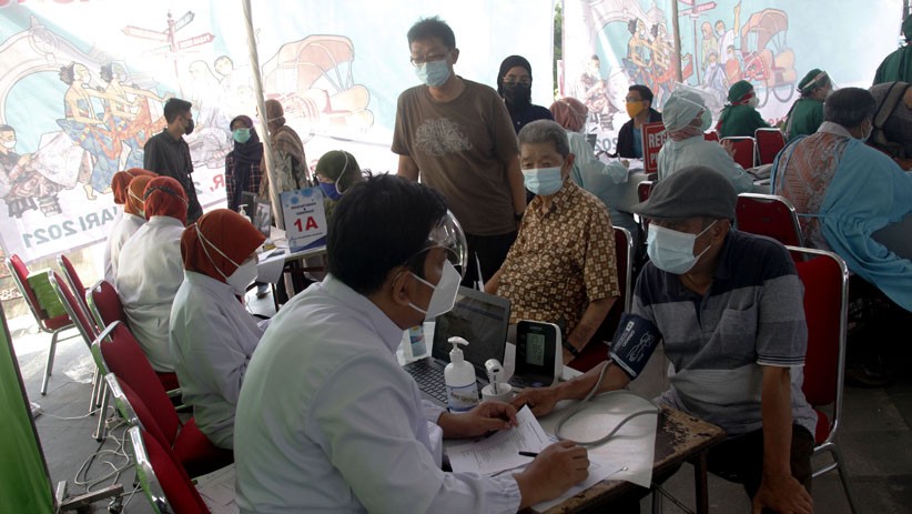 Pedagang Pasar Klewer Solo Disuntuk Vaksin Covid-19 - Bagian 2