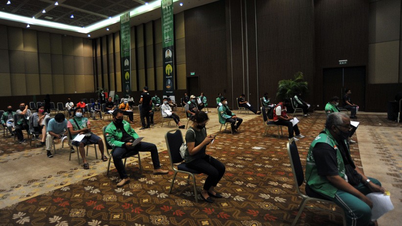 Menparekraf Sandiaga Uno Dampingi Pekerja Pariwisata Bali Vaksinasi Covid-19 - Bagian 3