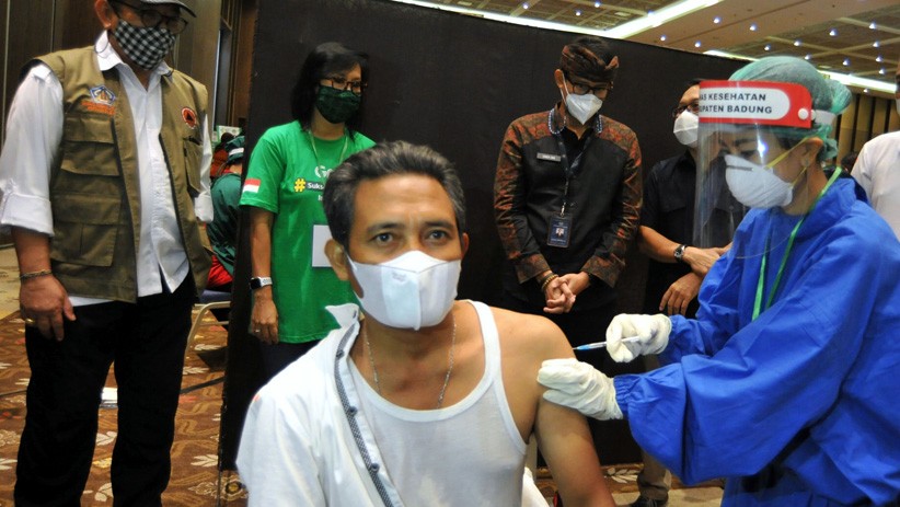 Menparekraf Sandiaga Uno Dampingi Pekerja Pariwisata Bali Vaksinasi Covid-19 - Bagian 2