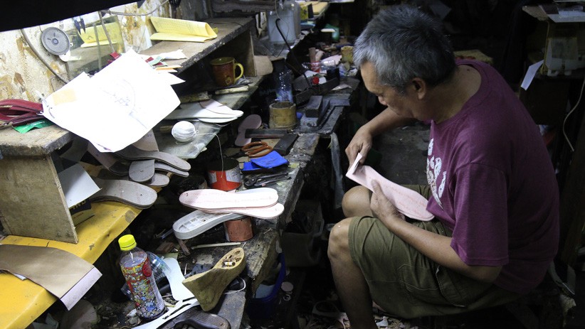 Omzet Berkurang, Industri Sepatu Rumahan Bertahan di Tengah Pandemi - Bagian 4